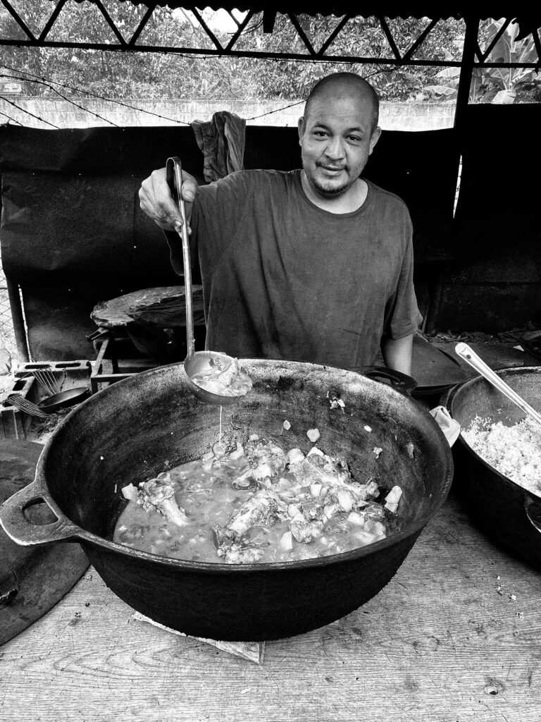 Hernán, uno de los internos, prepara el almuerzo, un guiso a base de hueso de res que le regalan al Pastor J en el mercado.